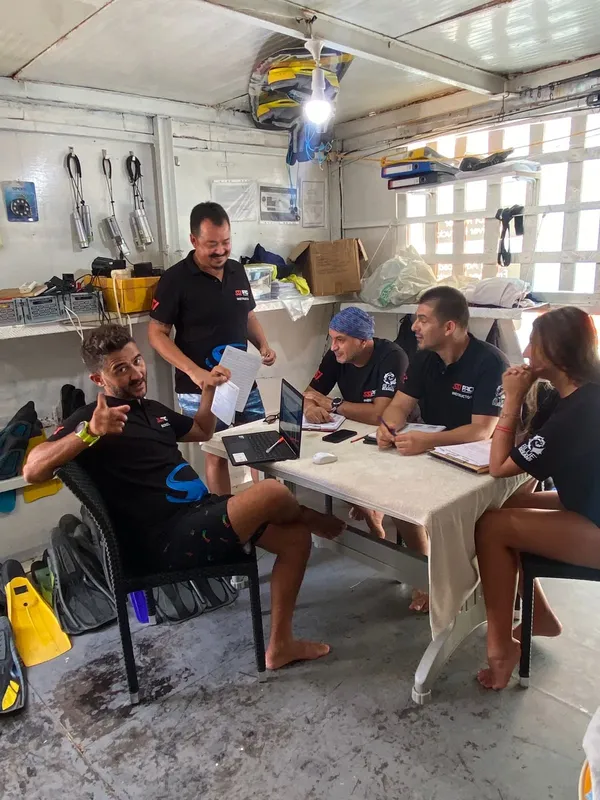 Groupe de personnes discutant autour d'une table dans un espace clos