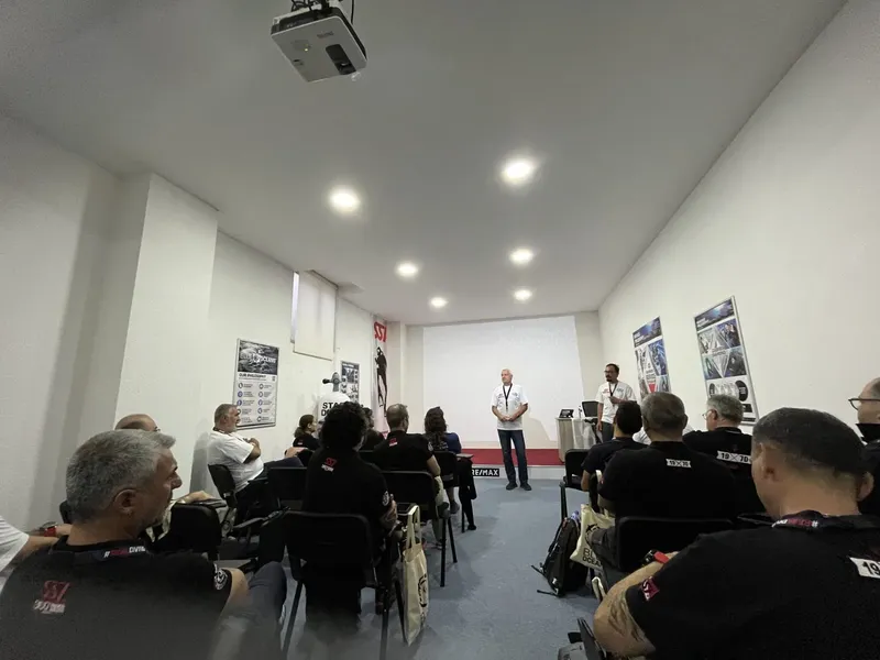 Salle de cours avec un instructeur et des participants attentifs