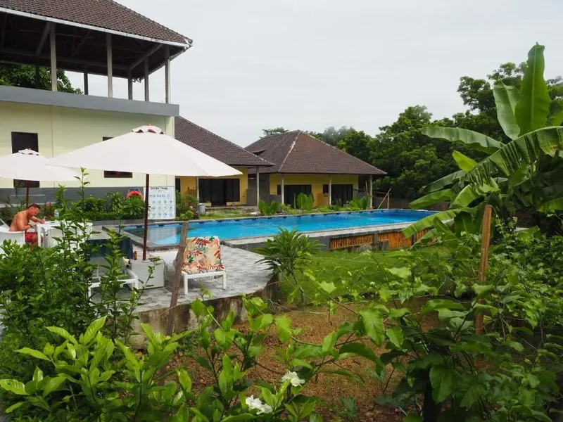 Piscine et bâtiments du centre, personne assise au bord