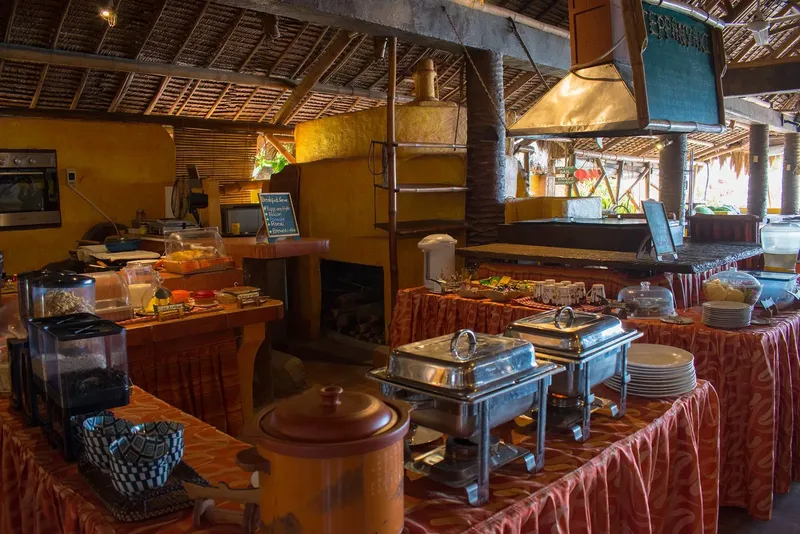 Buffet de nourriture dans un espace ouvert avec des tables et des plats