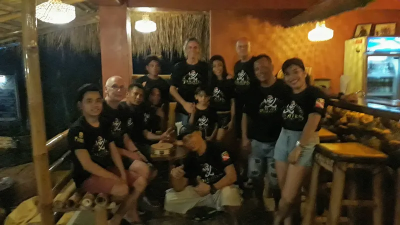 Groupe de personnes souriantes dans un bar ou un espace détente