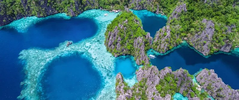 Archipel tropical avec des eaux turquoise et des formations rocheuses