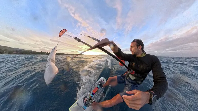 Kitesurfeur en pleine action avec un dauphin sautant à proximité