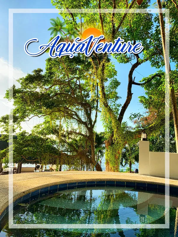 Piscine avec végétation luxuriante et logo Aqua Venture Club