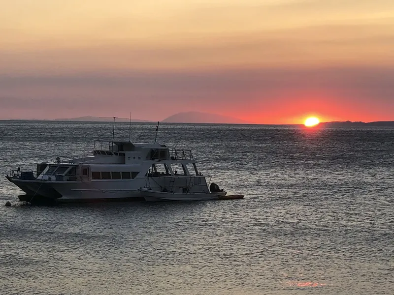 Bateau de plongée amarré au coucher du soleil sur la mer