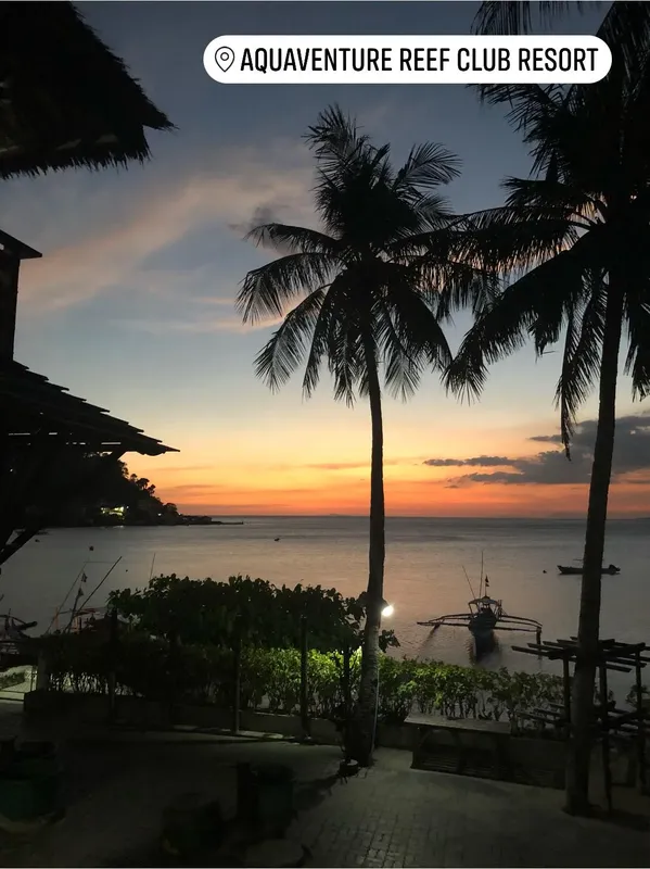 Coucher de soleil sur la mer avec des palmiers et bateaux