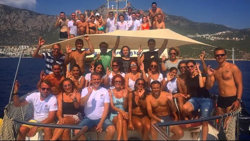 Groupe de plongeurs souriants sur le pont d'un bateau en mer