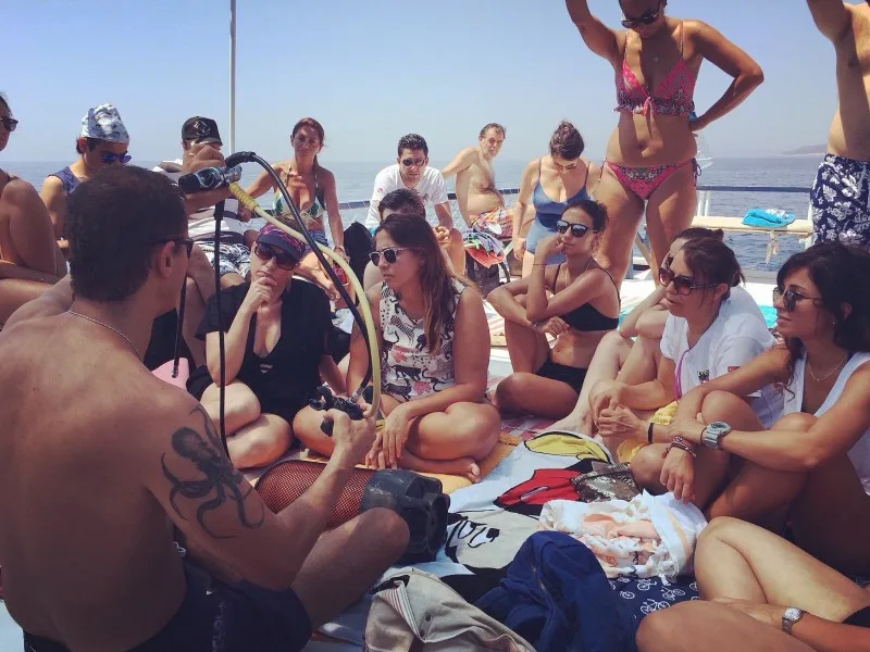 Groupe de personnes sur un bateau de plongée, préparation ou debriefing