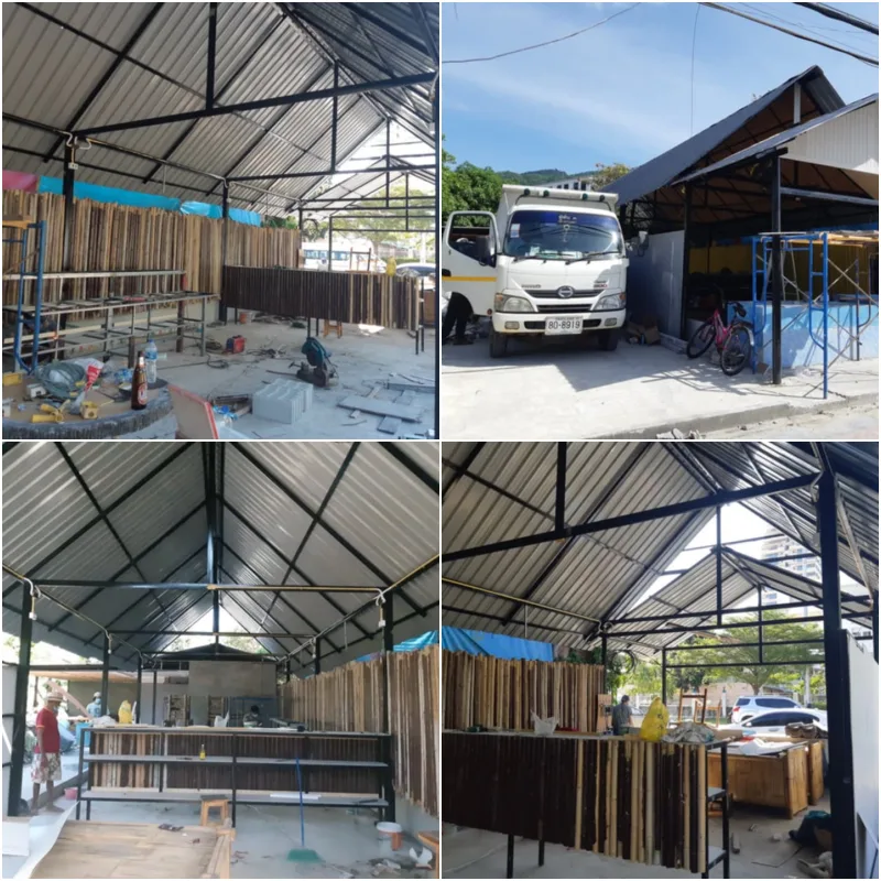Construction d'une structure en bois avec toit métallique et véhicules