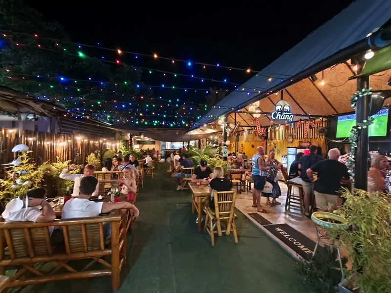 Terrasse de restaurant animée avec des clients assis et debout