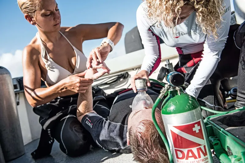 Secourisme sur un bateau de plongée, assistance respiratoire d'un plongeur