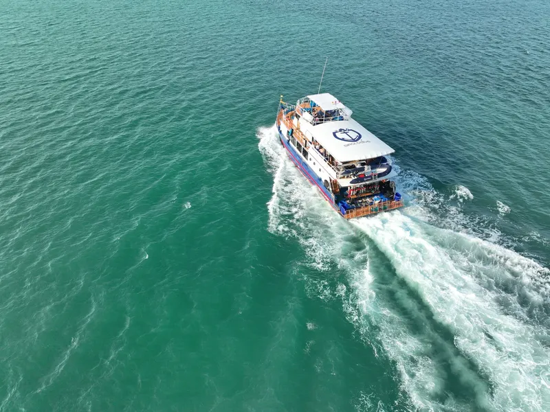 Bateau de plongée naviguant sur une mer turquoise et calme