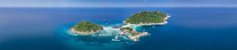 Archipel tropical avec des îlots rocheux et un bateau en mer