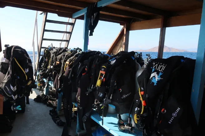 Rangées d'équipements de plongée complets à bord d'un bateau en mer