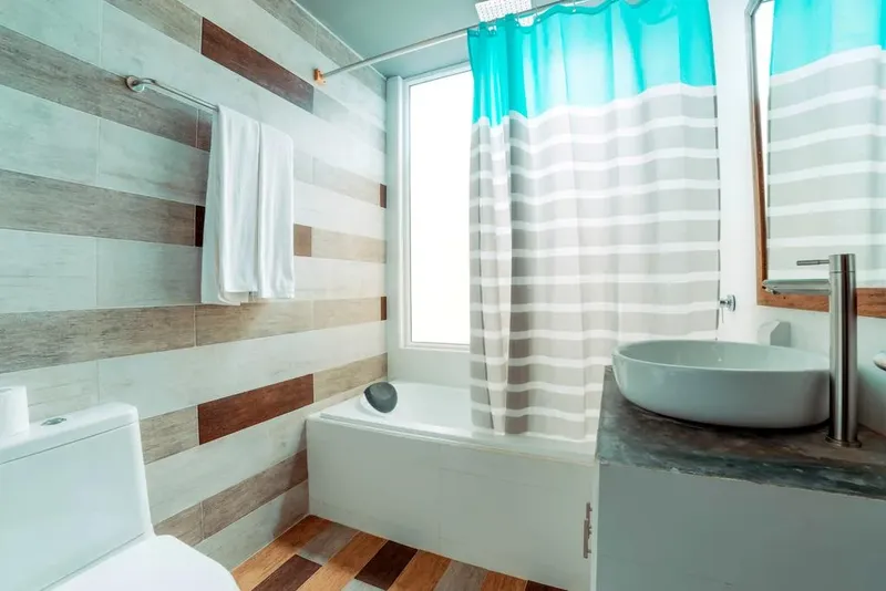 Salle de bain avec baignoire, lavabo et carrelage mural décoratif