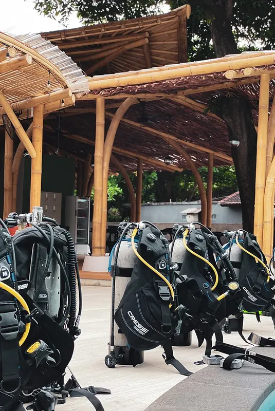 Equipement de plongée rangé sous une structure en bambou abritée