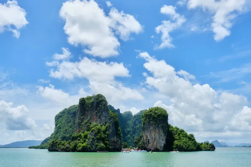 Paysage tropical avec des îles rocheuses couvertes de végétation luxuriante