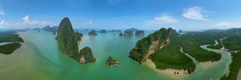 Archipel tropical avec des îles rocheuses et une eau turquoise