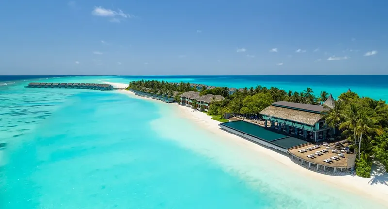 Vue aérienne d'une plage tropicale avec bâtiments et ponton