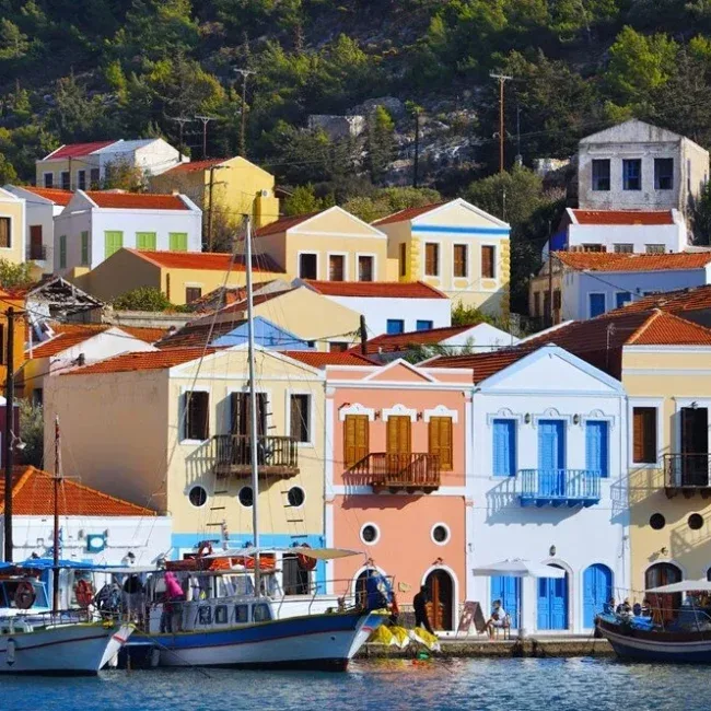 Port de village coloré avec des bateaux amarrés et des personnes