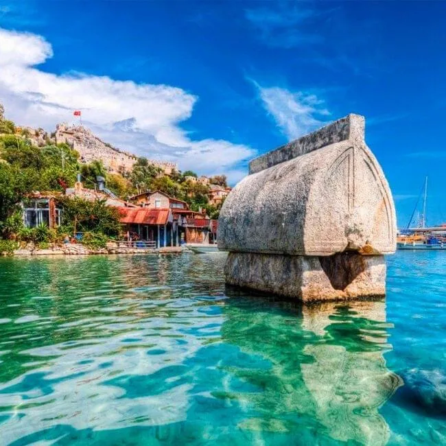 Ruines antiques submergées près d'un village côtier ensoleillé