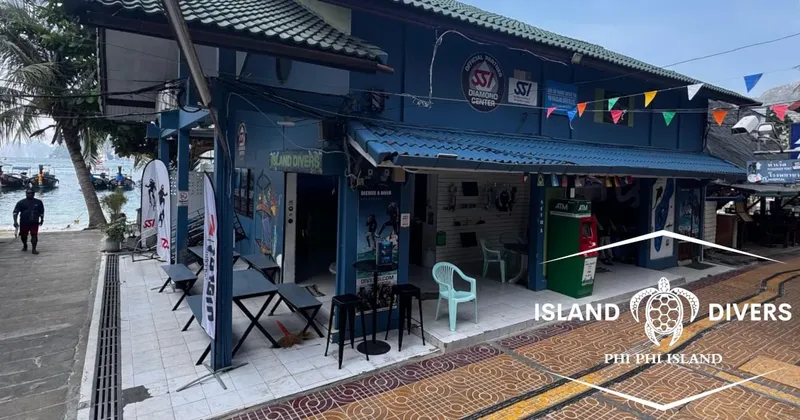 Façade d'un centre de plongée avec des tables, des chaises et du matériel