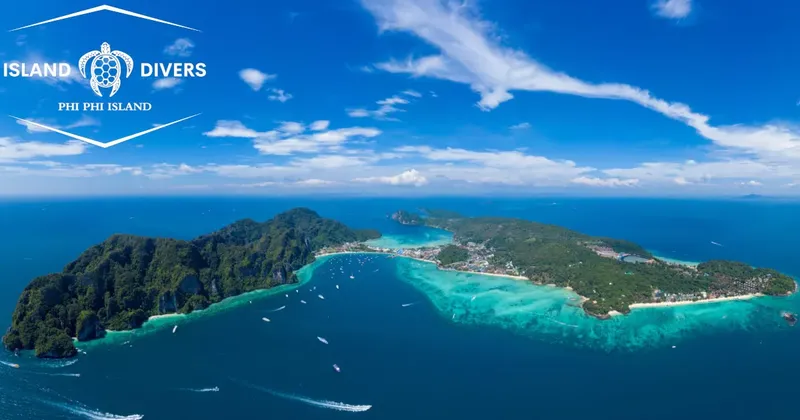 Vue aérienne d'une île tropicale avec des bateaux et une eau turquoise