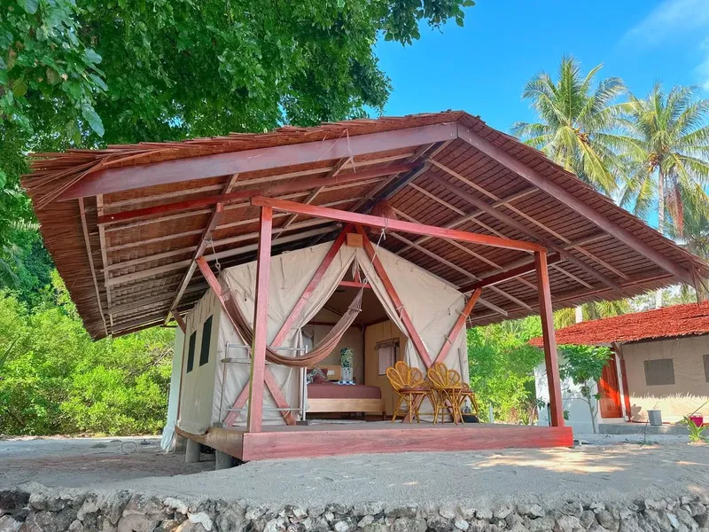 Tente de luxe sur pilotis avec terrasse et hamac tropical