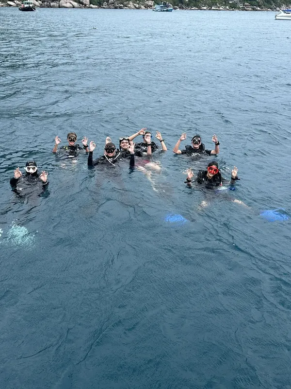 Groupe de personnes en maillot de bain dans une eau bleue