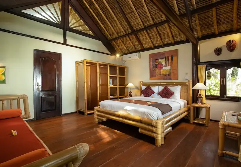 Chambre d'hôtel avec lit double, décoration en bois et ambiance chaleureuse