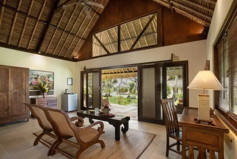 Interieur d'une chambre avec mobilier en bois et vue sur jardin