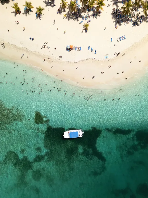 Vue aérienne d'une plage avec des baigneurs et un bateau
