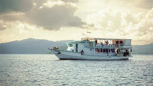 Bateau de plongée en mer avec des passagers sur le pont