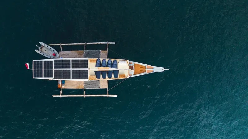 Vue aérienne d'un bateau de plongée traditionnel sur mer turquoise
