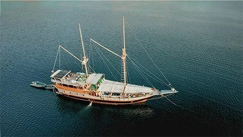 Grand bateau de croisière à voiles sur une mer calme et bleue