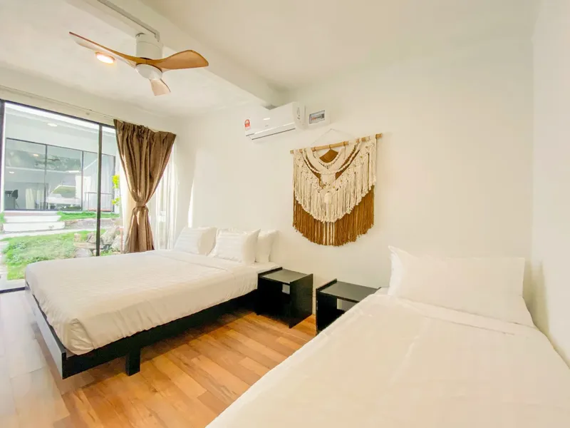 Chambre avec deux lits, décoration murale, climatisation et fenêtre
