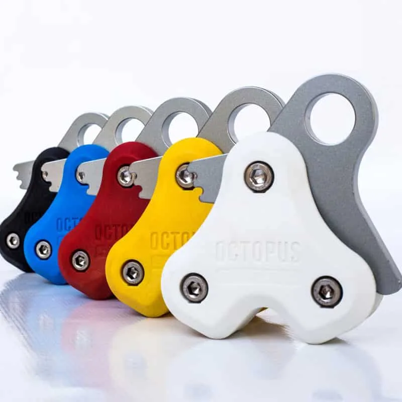 Cinq manchons d'octopus de plongée de couleurs différentes alignés