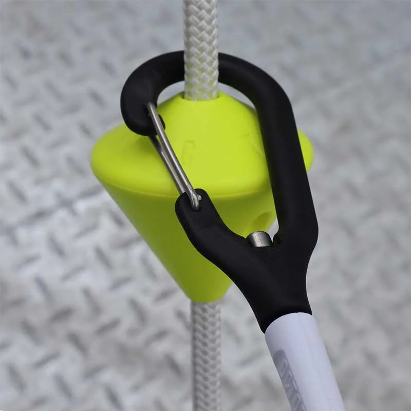 Mousqueton noir et flotteur jaune sur corde blanche détail