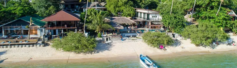 Vue aérienne d'un centre de plongée sur une plage tropicale