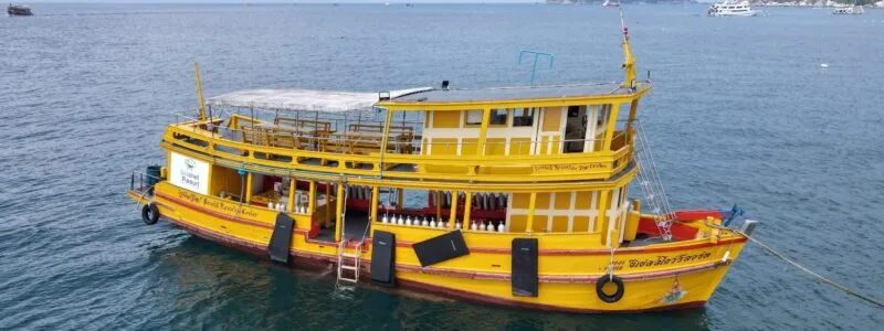 Bateau de plongée jaune amarré sur une mer calme et ensoleillée