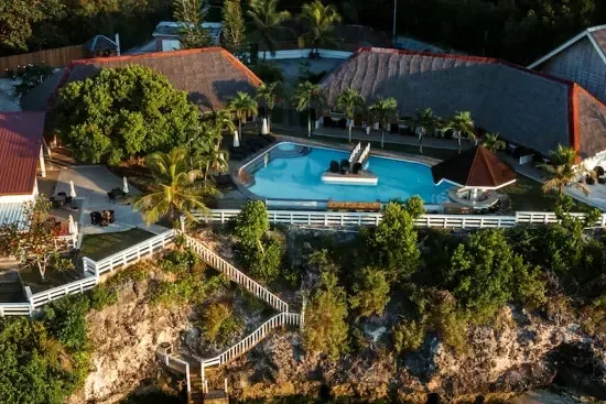 Vue aérienne d'un centre de plongée avec piscine et végétation tropicale