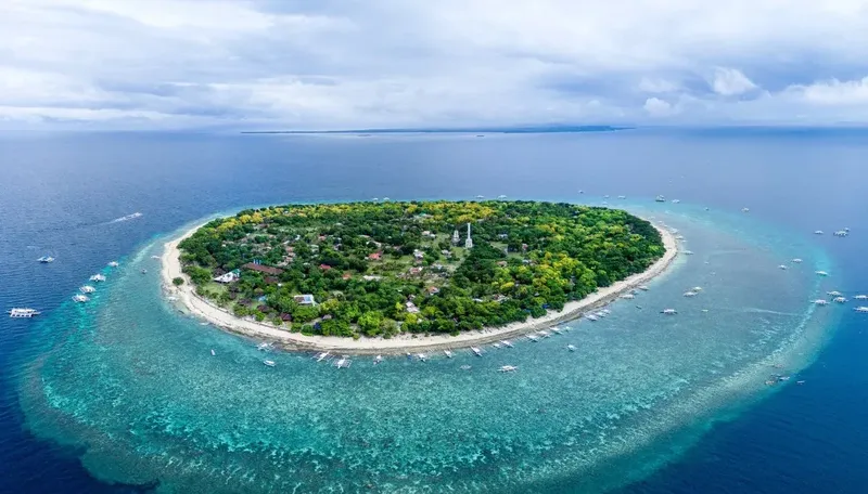 Vue aérienne d'une île tropicale entourée d'une eau turquoise claire