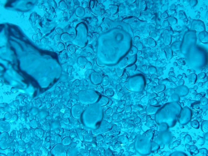 Bulles d'air et texture sous-marine en bleu turquoise clair