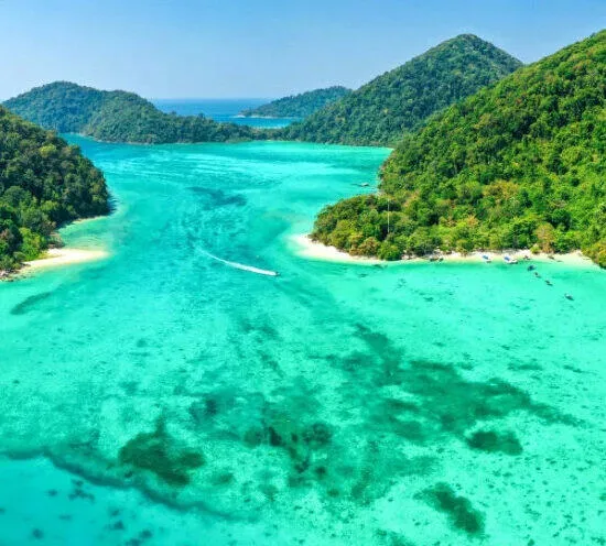 Vue aérienne d'une lagune turquoise entre des îles verdoyantes
