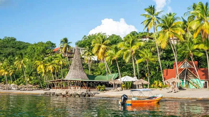 Plage tropicale avec bâtiments colorés, palmiers et petit bateau orange