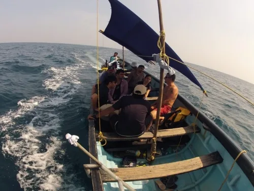 Groupe de plongeurs à bord d'un bateau en mer, équipement visible
