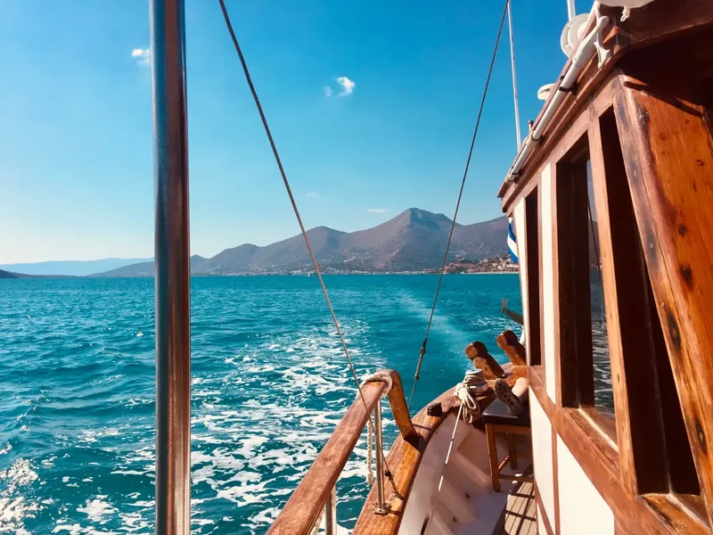 Vue depuis un bateau en mer, paysage montagneux et ciel bleu