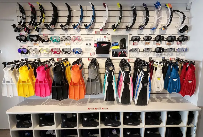 Rangées de masques, snorkels et palmes de plongée colorés en magasin