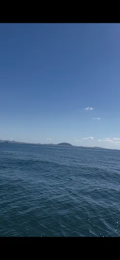 Vue d'une mer calme avec un ciel bleu et une ligne d'horizon