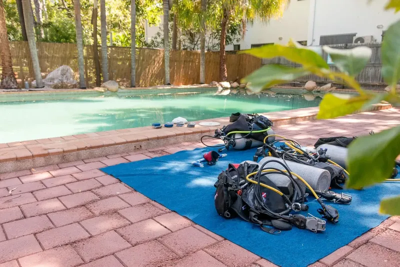 Equipement de plongée prêt à l'emploi au bord d'une piscine